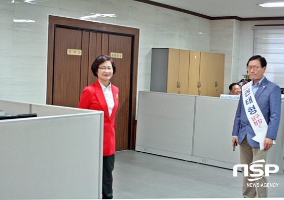 NSP통신-지난 11일 윤영애·권태형 남구청장 공천 탈락 후보가 한국당 대구시당을 항의방문해 김상훈 국회의원 면담을 요구하고 있다. (김덕엽 기자)