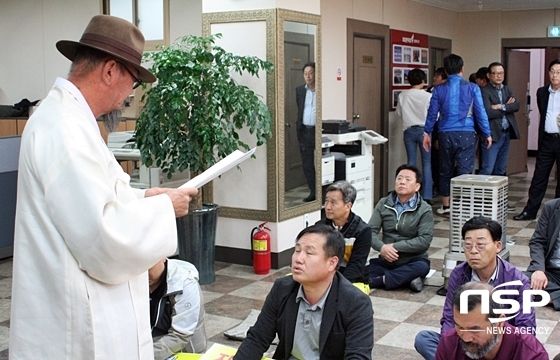 NSP통신-최양식 경주시장 지지자들이 지난 12일 한국당 경북도당을 찾아 성명서를 낭독하고 있다. (김덕엽 기자)