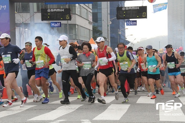 NSP통신-2018 KTX광명역 통일전국마라톤대회에 참가한 선수들이 출발하고 있다. (박승봉 기자)