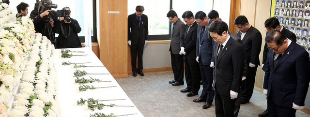 NSP통신-16일 경기도청 1층 내에 위치한 경기도 합동분향소에서 남경필 경기도지사와 간부 공무원들이 추모 헌화 행사를 하고 있다. (경기도)