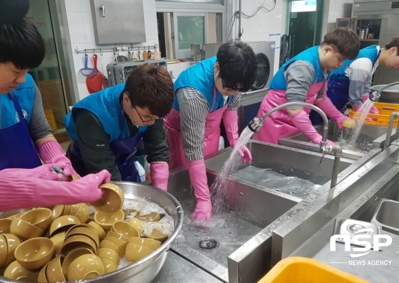 NSP통신-영진전문대학 사회봉사단이 16일 오전 대구 북구 대구안식원을 찾아 설거지에 나선 모습. (영진전문대학)