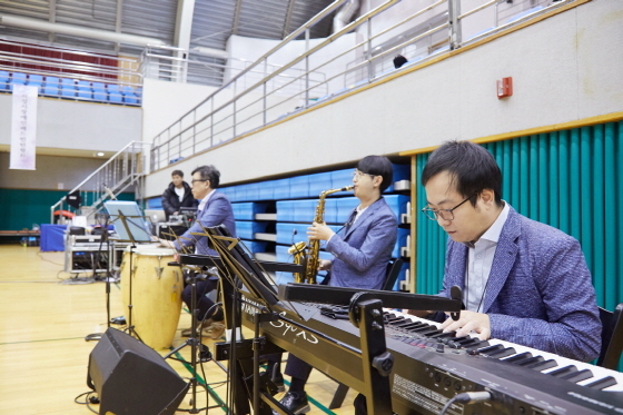 NSP통신-배드민턴 체육관에서 경기문화나눔31 공연이 진행되고 있다. (경기도문화의전당)