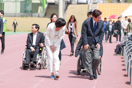 NSP통신-이재명 예비후보가 경기 하남 종합운동장에서 열리는 제24회 경기도장애인축제한마당 행사에 참석. (명캠프)