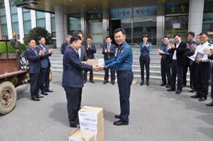 [NSP PHOTO]보성경찰, 보성농협과 함께 경운기 사고예방 위해 야광 반사지 제작 전달