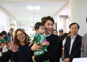 [NSP PHOTO]가수 조성모, 칠곡경북대학교병원 어린이 병동 찾아 응원