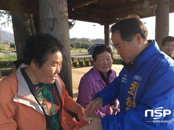 NSP통신-최형식 담양군수 예비후보가 주민들과 반갑게 대화를 나누고 있다. (최형식 담양군수 예비후보)