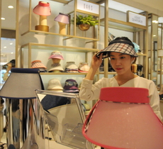 [NSP PHOTO]롯데백화점 대구점, 썬캡, 백화점 모자 코너 점령