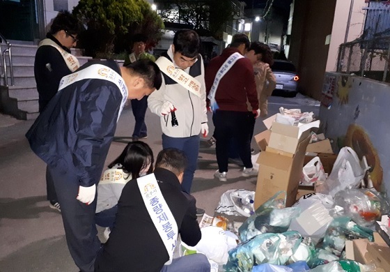 NSP통신-▲공주시가 쓰레기 불법배출 야간단속을 펼쳤다. (공주시)