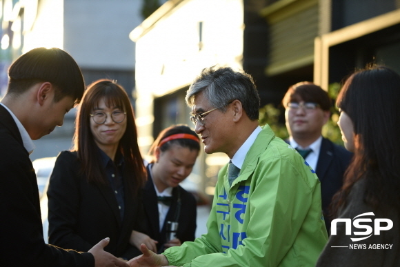 NSP통신-홍덕률 대구시교육감 예비후보가 제38회 장애인의 날을 맞아 자신의 선거사무소를 찾은 대구대 장애학생 동아리 임원들을 반갑게 맞이하고 있다. (홍덕률 대구시교육감 예비후보)