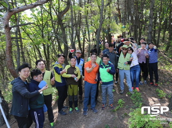 NSP통신-EIC기술부 임직원들이 경주 온정마을을 방문해 장애우들과 함께 등산을 하고 있다. (포항제철소)