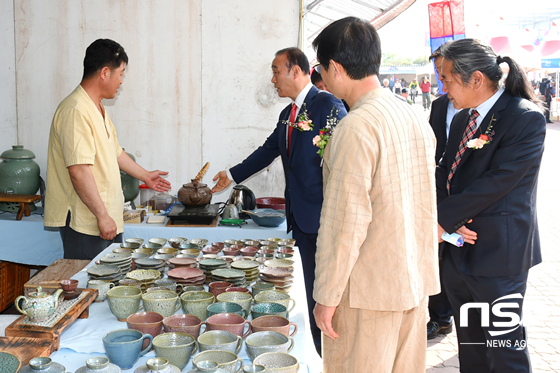 NSP통신-경주도자기축제가 지난 20일 황성공원 실내체육관 광장에서 열린가운데 최양식 시장이 도예작품을 둘러보고 있다. (경주시)