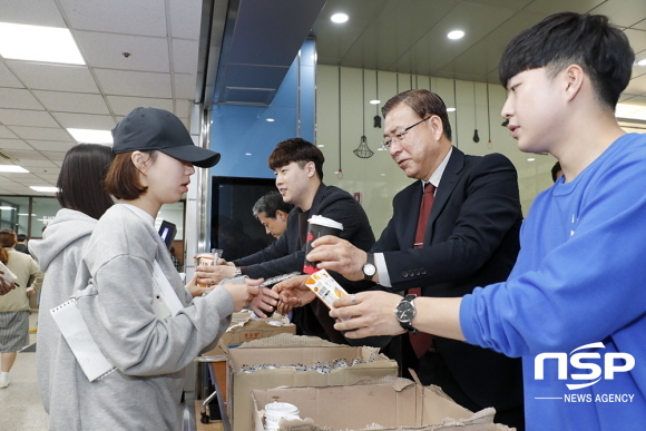 NSP통신-영남대 서길수 총장과 총학생회가 중간시험 첫 날인 20일 아침 간식을 나눠주고 있다. (영남대)