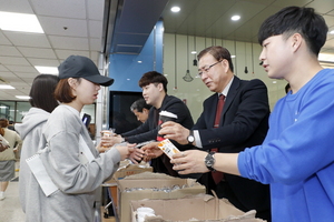 [NSP PHOTO]서길수 영남대 총장, 1학기 중간시험 첫 날 아침 A+ 간식 배달