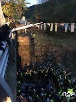 [NSP PHOTO]軍, 성주 사드기지 공사 장비 재반입 시도…경찰, 사드 반대 주민과 대치