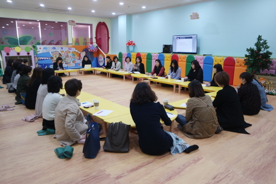 NSP통신-19일 수원대학교 주최로 교내 IT대학에서 열린 간담회에 어린이 급식소 원장들이 참여하고 있다. (수원대학교)