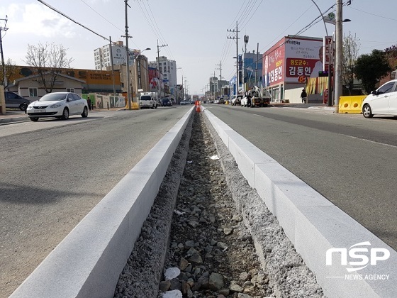 NSP통신-안전관리 및 안전시설물 설치를 필수적으로 하도록 돼있고, 안전시설물은 야광 페인트로 도색, 칸막이의 야간에는 안전등(유도등), 보안등, 경고등 등의 설치를 하게 돼있으나 안전시설은 전혀없는 상태다. (김도성 기자)