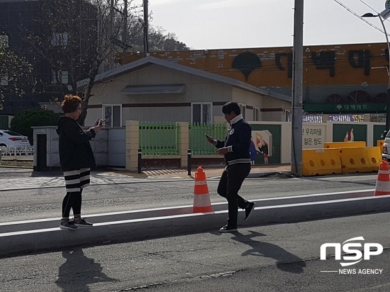 NSP통신-공사장에는 행인이 다닐 수 없도록 칸막이를 해야하나 행인들이 핸드폰을 만지며 공사구간을 위험하게 지나다니고 있다. (김도성 기자)