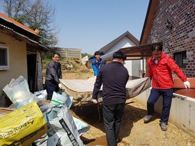 [NSP PHOTO]군산시 대야면 직원, 취약계층 주거환경 정비 봉사활동