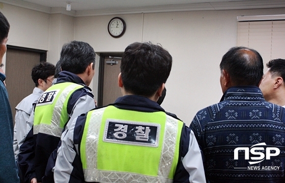 NSP통신-한국당 경북도당의 신고를 받은 경찰이 도당 관계자와 지지자들을 중재하고 있는 모습 (김덕엽 기자)