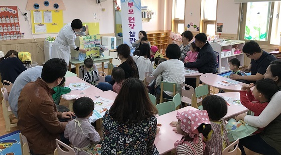 NSP통신-▲서천군 어린이급식관리지원센터가 관내 어린이집을 방문해 부모현장 참관프로그램을 운영한다. (서천군)
