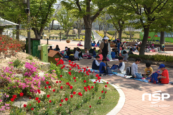 NSP통신-경주동궁원에서 나들이객이 봄꽃을 즐기고 있다. (경주시)