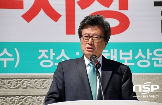 NSP통신-김형기 경북대학교 경제통상학부 교수가 이날 중구 국채보상운동기념공원에서 대구광역시장 출마를 공식 선언하고 있다. (김덕엽 기자)