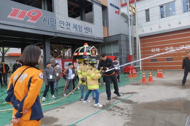 NSP통신-24일 광문중학교 학생들이 119시민안전체험센터에서 자유학기제 진로교육을 체험하고 있다. (광명소방서)