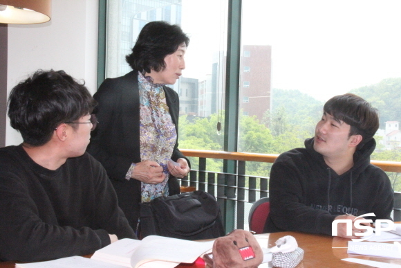 NSP통신-수성대 김선순총장이 26일 오후 강산관 도서관을 방문, 시험 준비중인 학생들에게 교내 커피점 커피구매권을 선물하며 격려하고 있다. (수성대)