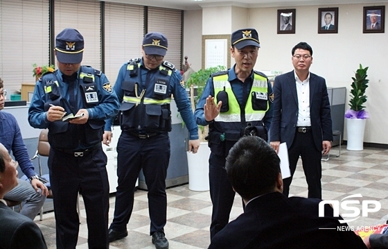 NSP통신-자유한국당 경북도당의 신고로 출동한 경찰들이 현장을 살피고 있다. (김덕엽 기자)