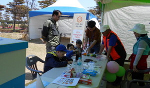 [NSP PHOTO]신안군 어린이급식관리지원센터, 튤립축제 홍보관 운영