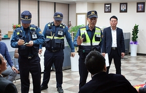 [NSP PHOTO]자유한국당 최대원 지지자들, 강석호 도당 공관위원장 감금 시도에 경찰 출동 (2보)