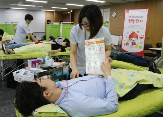 NSP통신-자발적 헌혈 봉사활동을 진행하며 생명나눔 활동을 펼치고 있다 (CJ제일제당 제공)