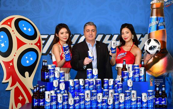 NSP통신-오비맥주 고동우 대표(가운데)와 카스 모델들이 2018 러시아 월드컵에서 한국팀의 선전을 기원하며 뒤집어버려의 메시지를 담은 카스 후레쉬 월드컵 스페셜 패키지와 함께 기념 촬영을 하고 있다.