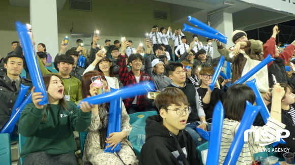 NSP통신-26일 대구과학대학교 동문들이 대구삼성라이온즈파크에서 삼성과 NC 경기를 단체 관람하고 있다. (대구과학대학교)