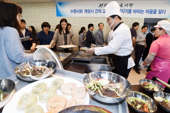 NSP통신-염태영 수원시장(중앙 흰색 조리사 복장)이 시청 구내식당에서 직원들에게 평양냉면을 배식하고 있다. (수원시)