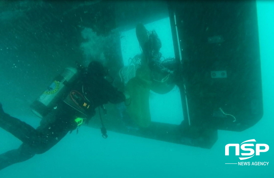 NSP통신-동해해경 소속 잠수요원이 어선 K호의 추진기에 감긴 폐로프를 제거하고 있다. (동해해양경찰서)