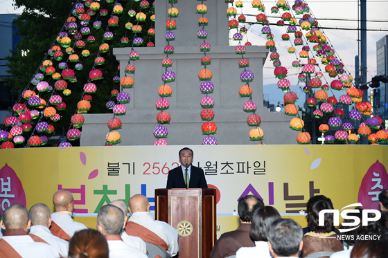 NSP통신-지난 29일 경주역 광장에서 열린 부처님 오신 날 봉축탑 점등식에서 최양식 시장이 축사를 하고 있다. (경주시)