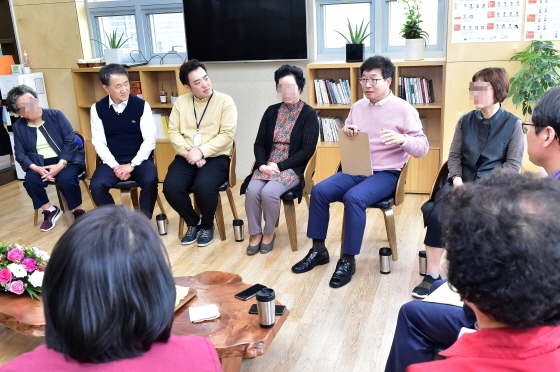 NSP통신-염태영 수원시장(오른쪽 두번째)과 박능후 보건복지부 장관(왼쪽 두번째)이 영통구 치매안심센터에서 치매환자 가족과 이야기를 하고 있다. (수원시)