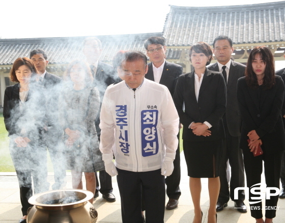 NSP통신-최양식 예비후보가 1일 오전 캠프 관계자들과 함께 통일전과 충혼탑을 참배하고 필승결의를 다졌다. (최양식 예비후보 캠프)