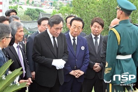 NSP통신-이낙연 총리가 김관용 경북도지사와 권영진 대구시장 등과 신암선열공원에 안장된 애국지사 묘소를 참배하고 있다. (김덕엽 기자)