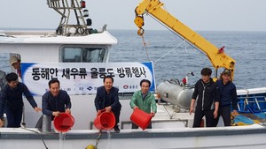 [NSP PHOTO]경북수산자원연구소, 울릉도 해역에 어린 독도새우 방류