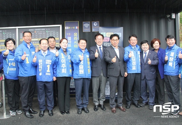 NSP통신-이재명 더불어민주당 경기도지사 후보와 광명시 후보 및 예비후보들의 단체 기념 사진. (박승봉 기자)