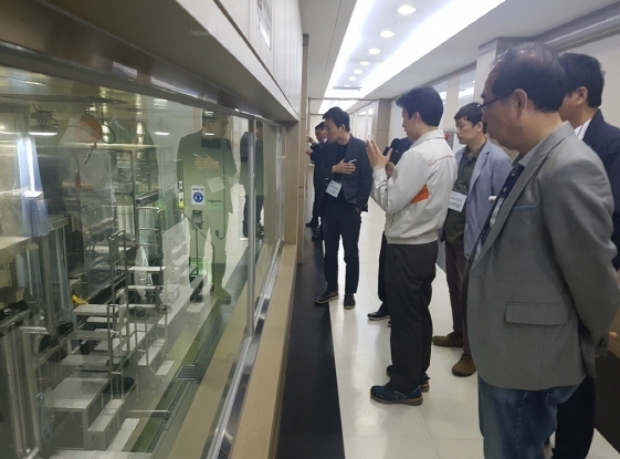 NSP통신-식품안전 담당 직원이 협력업체 대표들과 함께 햇반 생산 라인을 견학하며 이물 저감화 공정에 대해 설명하고 있다 (CJ제일제당 제공)