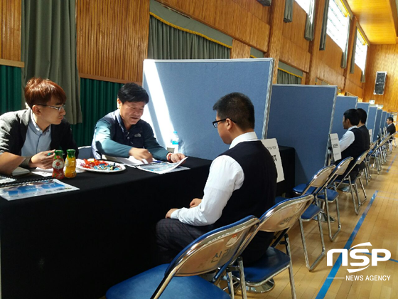 NSP통신-신라공업고등학교가 대구, 경북중소벤처기업청 후원으로 지난 3일 신라공고 수석관에서 3학년 학생을 대상으로 채용박람회를 개최하고 있다. (경주시)