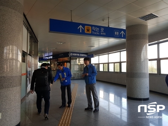 NSP통신-이재준 고양시장 후보가 경의선 일산역에서 출근길 고양시민들을 대상으로 선거운동을 전개하고 있다. (강은태 기자)
