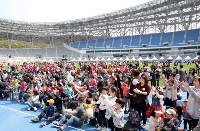 NSP통신-5일 어린이날을 맞아 세상의 하나뿐인 도서관인 용인시민체육공원 내 용인 국제 어린이도서관이 3만여 시민들이 참여해 대성황을 이루며 전관을 정식 개관했다. 사진은 어린이와 시민들이 운집한 광경. (용인시)