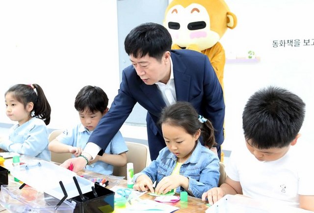 NSP통신-어린이들과 함께 하는 정찬민 용인시장. (용인시)