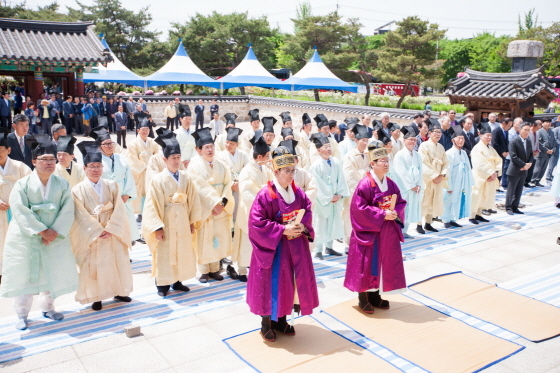 NSP통신-5일 이재명 더불어민주당 경기도지사 후보는 경북 경주 표암재에서 열린 표암공 향사에 아헌관으로 참석해 봉행했다. (명캠프)