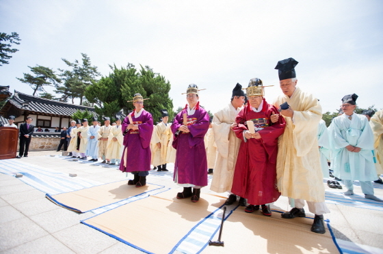 NSP통신-이재명 더불어민주당 경기도지사 후보는 5일 경북 경주 표암재에서 열린 표암공 향사에 아헌관으로 참석해 봉행했다. (명캠프)