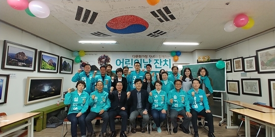 NSP통신-바른미래당 소속 길종성 고양시정 위원장(앞줄 가운데)과 고양시지역 당원 및 지방선거 출마 예비후보자들이 김필례 고양시갑 공동위원장을 고양시장 후보로 확정해 줄것을 촉구하고 있다. (바른미래당 고양시정 지역위원회)